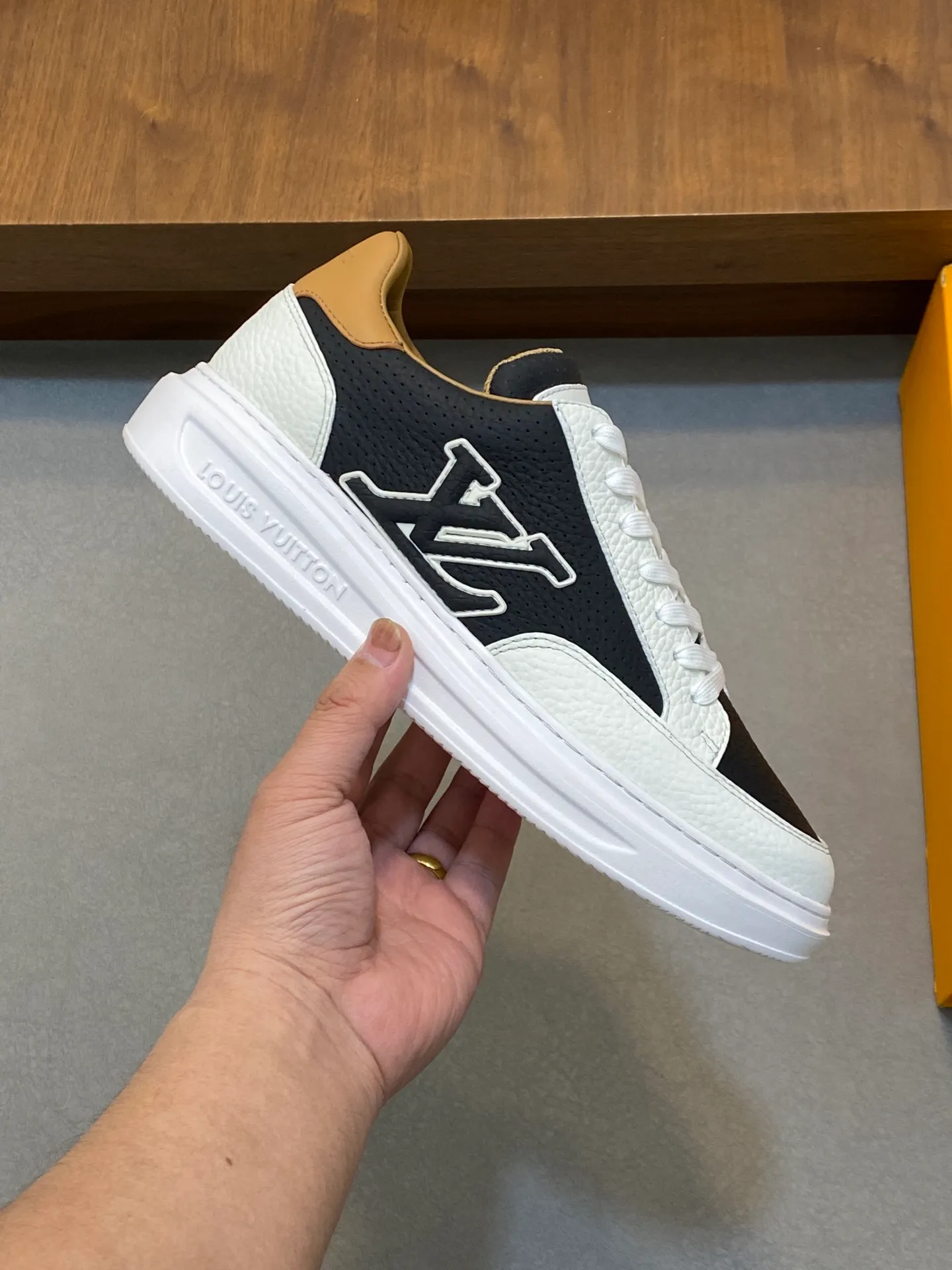 Factory Price: 400💰LV🔍Top Purchasing Agency🇮🇹 Lu Street Boy’s popular sports shoes counter synchronized, uppers imported from Italy cowhide fabric, high-quality complex splicing crafts, imported water-dyed cowhide lining cowhide feet Sole: Original sole provided by the original factory, T men's men's shoes 💰U exclusive movable molded sole, super comfortable, original factory follow-up goods, 🔍🔍high quality, can be entered and exited the counter at will, welcome to compare, code number 39-44 (order 38 45)